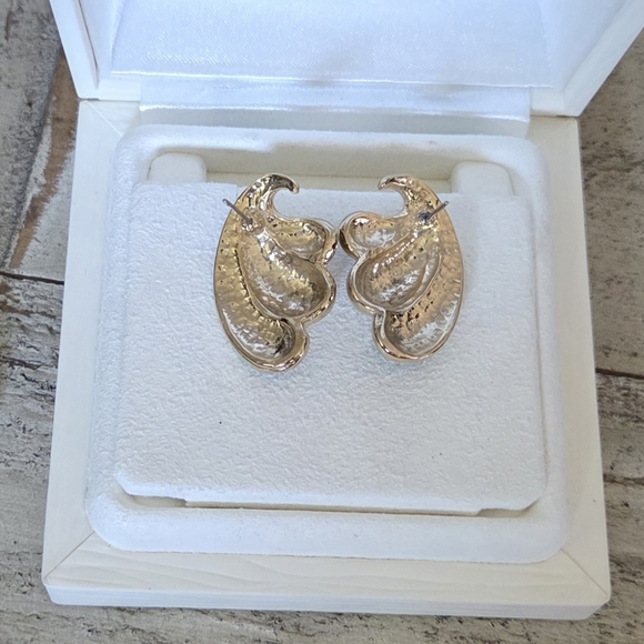 Vintage Black and Gold Swirl Earrings - Picture 3 of 3